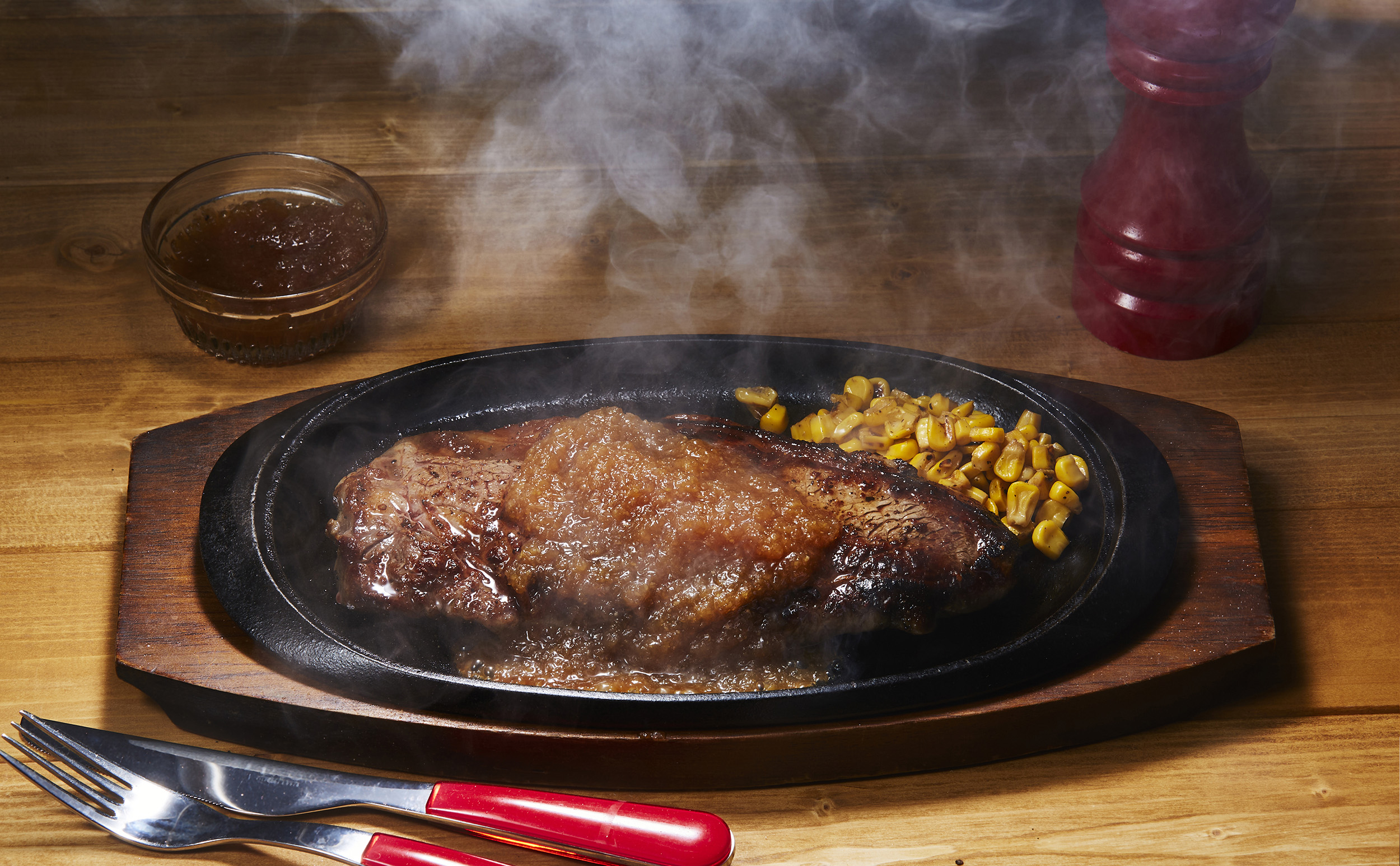 木のテーブルに置かれた彩り豊かな料理写真